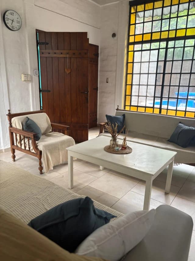 Sala de estar de Casa Aráoz con sillones y mesa