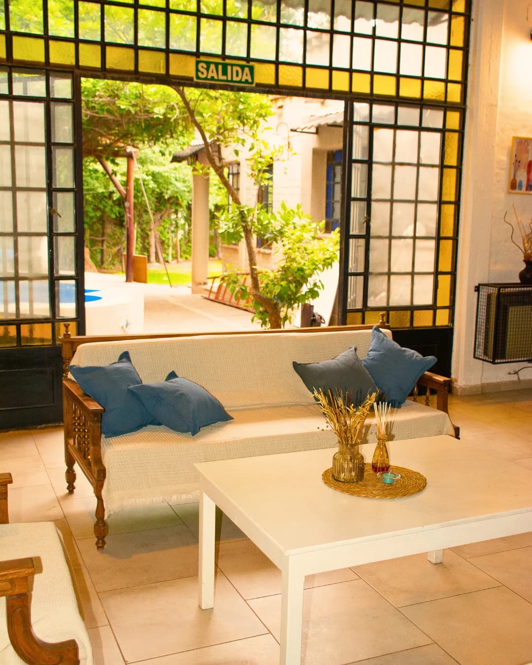 Sala de estar y acceso al jardín de Casa Aráoz